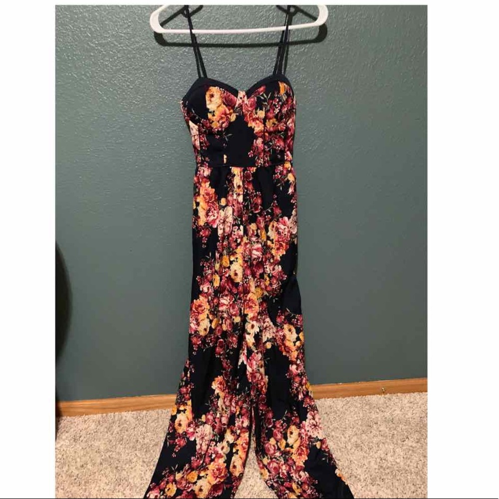 Cute jumpsuit in excellent condition!